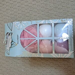 Alchemy Living Bath Fizz Set with 4 x 110g Bath Fizz Bombs and a Pink Bath Pouf